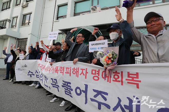 12일 춘천지법의 납북귀환어부 재심 사건 무죄 선고 이후 피해자들과 유족들이 환호하고 있는 모습. 구본호 기자