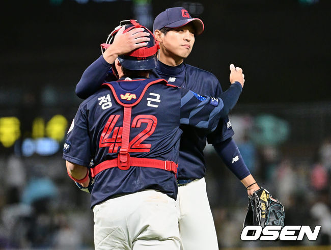 [OSEN=창원, 이석우 기자]롯데 자이언츠 구승민이 연장 10회 NC 다이노스에 3-2 역전승 하고 정보근과 기쁨을 나누고 있다. 2023.04.21 / foto0307@osen.co.kr