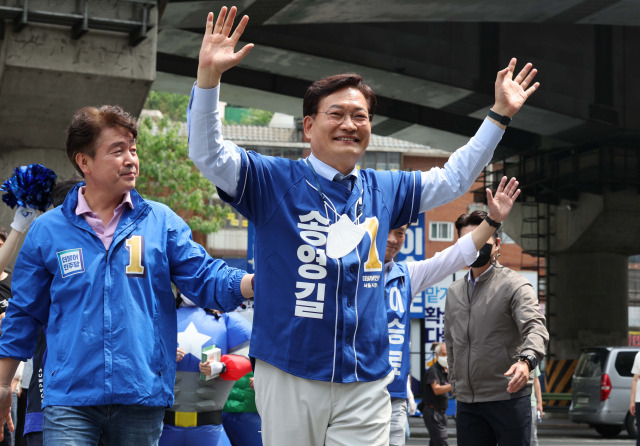 ▲더불어민주당 송영길 서울시장 후보가 25일 서울 성북구 길음역 앞에서 열린 유세에서 지지자에게 인사하고 있다. ⓒ연합뉴스