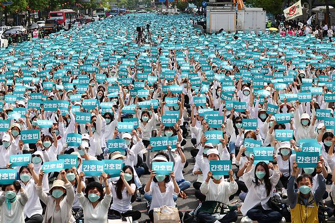 국제 간호사의 날인 12일 오후 간호사와 간호대학교 학생 등이 서울 종로구 세종대로 일대에서 열린 '2023 국제간호사의 날 기념 축하 한마당' 행사에서 구호를 외치고 있다. 연합뉴스