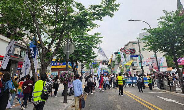 서울퀴퍼&nbsp;서울광장 사용 불허 규탄 대학가&nbsp;행진&nbsp;참석자들이 반환점을 돌고 있다.