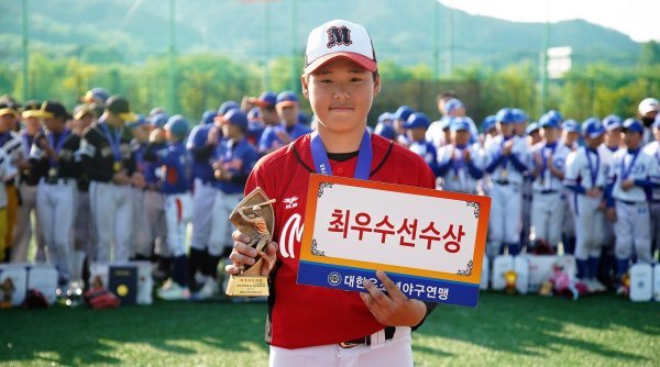 ‘2023 제10회 국토정중앙 양구 전국유소년야구대회’ 유소년리그(U-13) 청룡 MVP를 차지한 전남 무안군유소년야구단 박성훈. 사진제공 | 대한유소년야구연맹