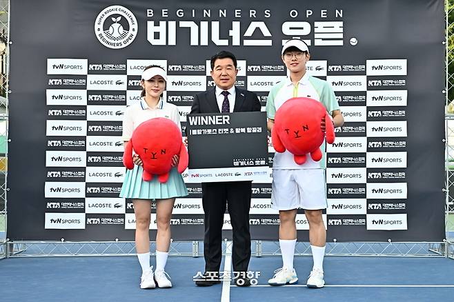 ‘tvNSPORTS X LACOSTE 비기너스 오픈’ 일반부 우승자 박호언-서효영 조가 정희균 대한테니스협회장(가운데)과 기념사진을 찍고 있다. CJ ENM 제공