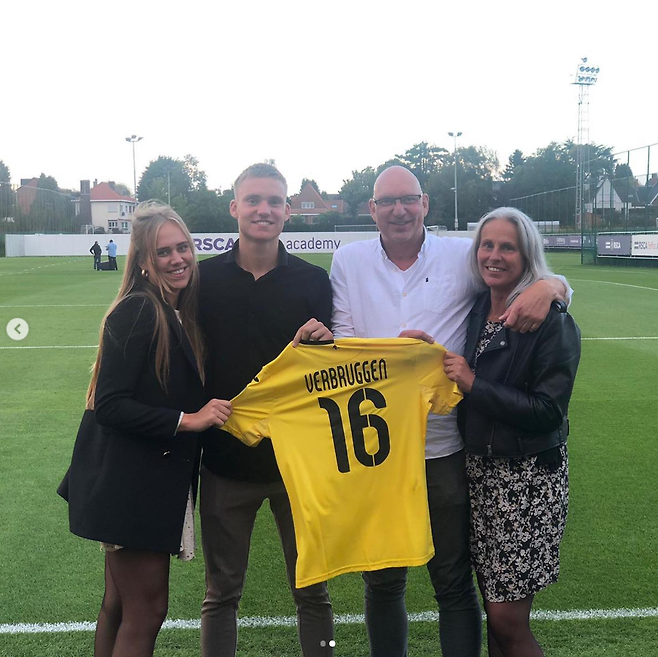 ▲ 페르브뤼헌(왼쪽에서 둘째)은 18살 때부터 벨기에 명문 골문을 지킨 '난놈'이다. ⓒ 페르브뤼헌 SNS