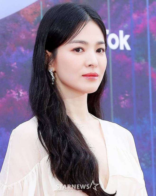 배우 송혜교가 28일 오후 인천 중구 파라다이스시티에서 진행된 '제59회 백상예술대상' 레드카펫 행사에 참석해 포즈를 취하고 있다.   '백상예술대상'은 지난 1년간 TV·영화·연극 분야에서 활약한 대중문화 예술계 종사자들이 총출동해 축제를 즐기고 서로를 격려하는 자리다. 2023.04.28 /사진=김창현 기자 chmt@