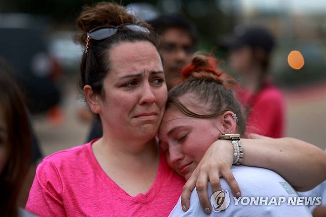 텍사스 총격을 애도하는 시민들  [AFP 연합뉴스 자료사진. 재판매 및 DB 금지]