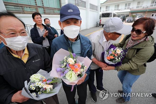 오랜 기다림 끝에 누리는 '무죄' 기쁨 (춘천=연합뉴스) 박영서 기자 = 간첩으로 몰려 억울한 옥살이를 했던 납북귀환 어부들이 50년의 기다림 끝에 12일 오후 춘천지법에서 열린 재심에서 마침내 무죄를 선고받은 뒤 기뻐하고 있다. 춘천지법 형사1부(심현근 부장판사)는 국가보안법 또는 반공법 위반 혐의로 처벌받았던 납북귀환 어부 32명 모두에게 무죄를 선고했다. 2023.5.12 conanys@yna.co.kr