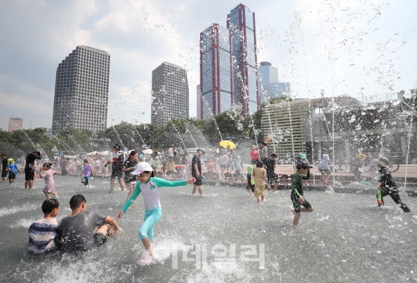 [이데일리 노진환 기자] 서울 영등포구 여의도물빛광장에서 어린이들이 물놀이를 즐기고 있다.