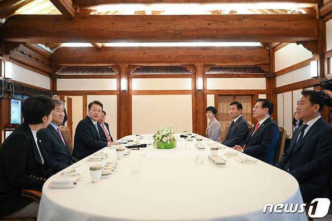 윤석열 대통령이 12일 청와대 상춘재에서 열린 국회의장단 초청 만찬에서 김진표 국회의장을 비롯한 참석자들과 대화하고 있다. (대통령실 제공) 2023.5.12/뉴스1 ⓒ News1 오대일 기자