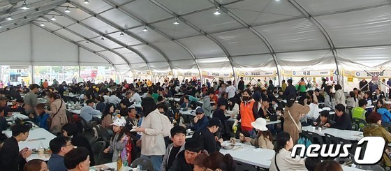 14일 울산 남구 장생포에서 열린 '2023 울산고래축제' 현장의 '남구 맛집' 부스가 시민들로 북적이고 있다. 2023.5.13/뉴스1 ⓒ News1 임수정 기자