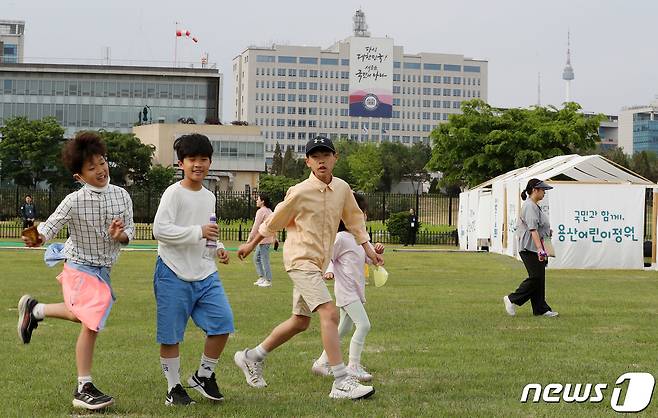 13일 오후 개방기념 공연 '꿈의 오케스트라'가 열린 서울 용산구 용산어린이정원을 찾은 어린이들이 즐거운 시간을 보내고 있다. 2023.5.13/뉴스1 ⓒ News1 박세연 기자