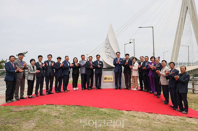 철원군 명예의 섬 신의도' 상징조형물 제막식.[사진=철원군]