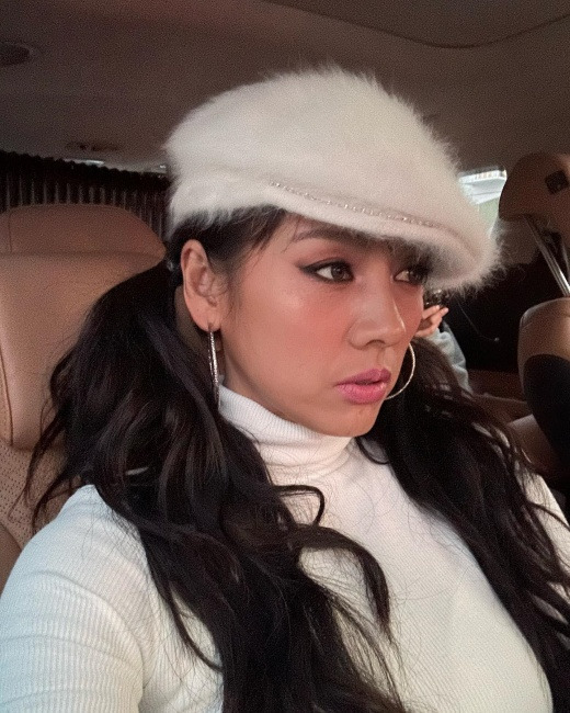 On the 12th, Lee Hyori posted an article and a photo called baby girl in vocal cords through his SNS.Lee Hyori in the public photo is a reenactment of Hey Girl which was shown in 2003. It seems to be a real 2003 figure by wearing a beret on a head and matching clothes and boots.Lee Hyori caught sight of the photo with Reimer, who was a guest rapper of Hey Girl at the time.Reimer, who saw this, caught the eye with an affectionate reminder that time seems to have stopped and from the moment I saw you.On the other hand, Lee Hyori meets viewers with the TVN performing arts Dance Singer Wanderer which is broadcasted first on the 25th. Lee Hyori is said to have set up Hey Girl stage for this program.report of entertainment teamFashion, Beauty, Entertainment, Korean Wave, Culture and Arts Specialized Media