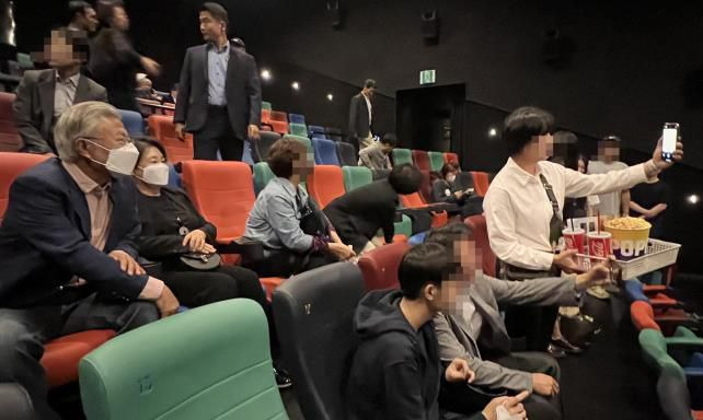 문재인 전 대통령이 부인 김정숙 여사와 함께 12일 경남 양산시의 한 멀티플렉스 영화관에서 자신의 퇴임 후 일상을 다룬 다큐멘터리 영화 '문재인입니다'를 관람하기 위해 앉아있다./연합뉴스