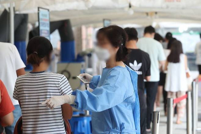 서울 시내 한 선별진료소에서 시민들이 코로나19 검사를 받기 위해 줄을 서고 있다. ⓒ데일리안DB