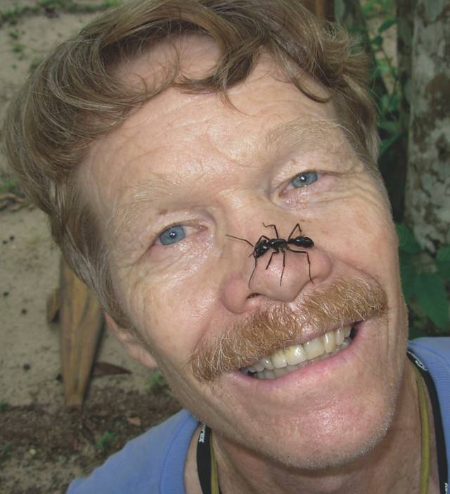 슈미트 독침 통증지수를 개발한 곤충학자 저스틴 슈미트의 생전 모습. The Courtesy of Justin Schmid