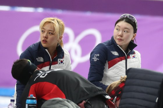 사진은 여자 팀추월 대표팀 김보름과 노선영이 지난해 열린 2018 평창동계올림픽 스피드스케이팅 여자 팀추월 순위결정전을 마친 뒤 휴식을 취하는 모습. 뉴스1