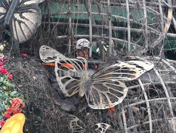 지난 12일 오후 화재가 발생한 경기 용인시 처인구 에버랜드 광장에 조성된 매직트리에서 소방 관계자들이 화재 원인을 조사하고 있다. 사진=뉴스1