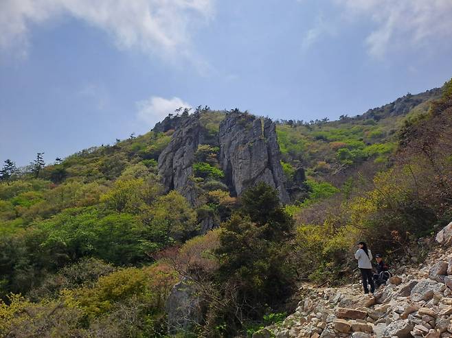 Hikers take a rest along a rock-covered slope or "neodeol" along Dalmasan Trail in Haenam, South Jeolla Province, on April 16. (Lee Si-jin/The Korea Herald)