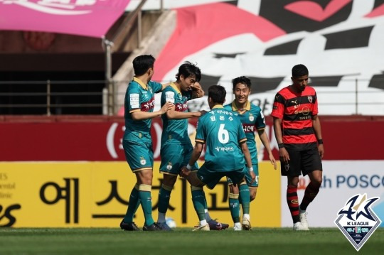 대전 전병관이 동점골을 넣고 동료들과 기뻐하고 있다. [한국프로축구연맹]