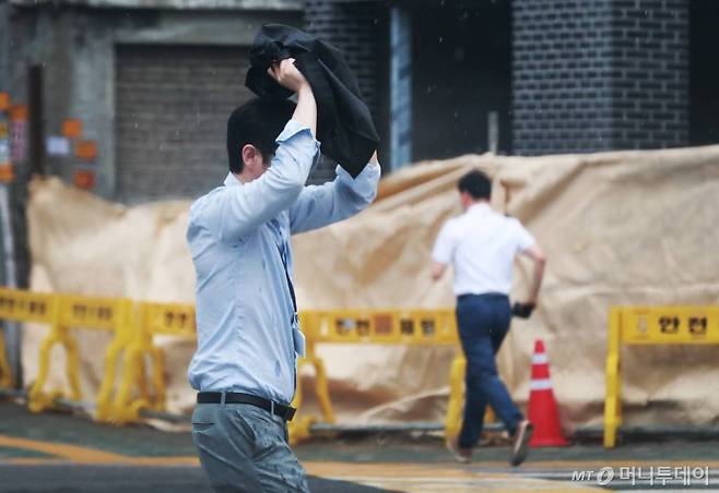 전국 곳곳 소나기가 내린 15일 오후 서울 종로구 효자동 인근에서 미쳐 우산을 챙기지 못한 시민들이 발걸음을 재촉하고 있다. /사진=이동훈 기자 photoguy@