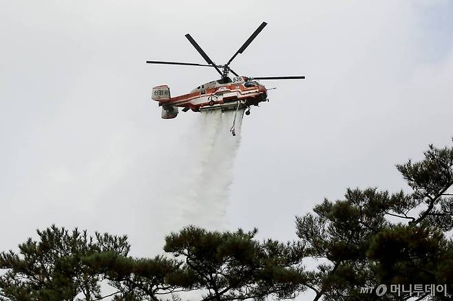 31일 오후 서울 은평구 진관사에서 대형 산불을 가정해 진행된 '2019 재난대응 안전한국훈련'에서 산림청헬기가 산에 방수를 하고 있다 (기사 내용과 관련 없음). /사진=강민석 기자 msphoto94@