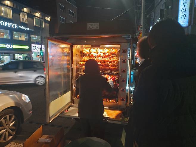 시민들이 전기통닭 구입을 위해 줄 서 있는 모습. 김희량 기자