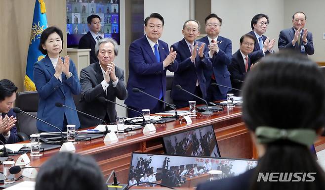 [서울=뉴시스] 홍효식 기자 = 윤석열 대통령이 11일 오전 서울 용산 대통령실 청사에서 열린 코로나19 중앙재난안전대책본부 회의에서 의료진들을 향해 격려 박수를 보내고 있다. 2023.05.11. yesphoto@newsis.com