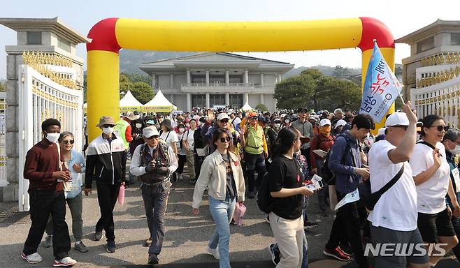 [서울=뉴시스] 조수정 기자 = 서울국제걷기대회가 열린 13일 오전 참가자들이 서울 종로구 청와대 영빈관에서 출발하고 있다. 2023.05.13. chocrystal@newsis.com