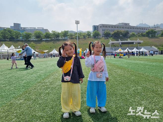 쌍둥이 '김리나', '김리안' 어린이가 '쌍둥이 플러스 홈커밍데이'에 참석해 포즈를 취하고 있다. 임민정 기자