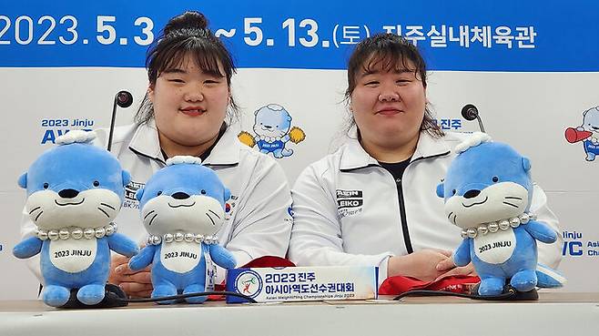 진주아시아역도선수권 여자 최중량급 2·3위에 오른 박혜정(왼쪽)과 손영희 (사진=연합뉴스)