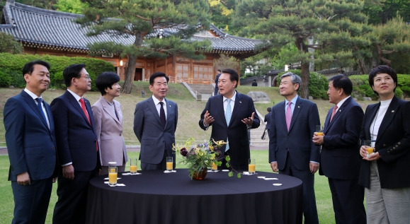 윤석열 대통령이 12일 청와대 녹지원에서 국회의장단과 차를 마시며 담소를 나누고 있다. 윤 대통령은 차담회 이후 상춘재에서 국회의장단과 만찬을 가졌다. 사진 왼쪽부터 이광재 국회 사무총장, 정우택·김영주 부의장, 김진표 국회의장, 윤 대통령, 조태용 국가안보실장, 이진복 정무수석, 김은혜 홍보수석 순. 연합뉴스