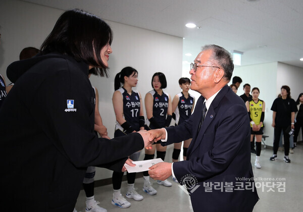 제69회 경기도체육대회, 배구 1부 여자부 수원시청 우승 박광국회장 격려금 전달.