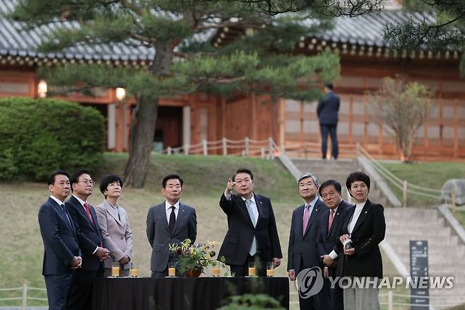 국회의장단과 담소 나누는 윤석열 대통령 (서울=연합뉴스) 진성철 기자 = 윤석열 대통령이 12일 청와대 녹지원에서 국회의장단과 차를 마시며 담소를 나누고 있다. 윤 대통령은 차담회 이후 상춘재에서 국회의장단과 만찬을 가졌다. 사진 왼쪽부터 이광재 국회 사무총장, 정우택, 김영주 부의장, 김진표 국회의장, 윤 대통령, 조태용 국가안보실장, 이진복 정무수석, 김은혜 홍보수석.   2023.5.12  [대통령실 제공. 재판매 및 DB 금지] zjin@yna.co.kr