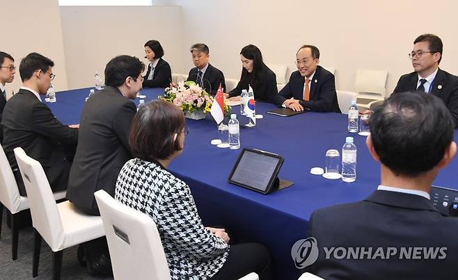 추경호 부총리, 싱가포르 부총리 겸 재무장관 면담 (서울=연합뉴스) G7 재무장관회의 참석차 일본 니가타를 방문 중인 추경호 경제부총리 겸 기획재정부 장관이 12일 일본 니가타 컨벤션센터에서 로렌스 웡 싱가포르 부총리 겸 재무장관과 면담하고 있다. 2023.5.12 [기획재정부 제공. 재판매 및 DB 금지] photo@yna.co.kr