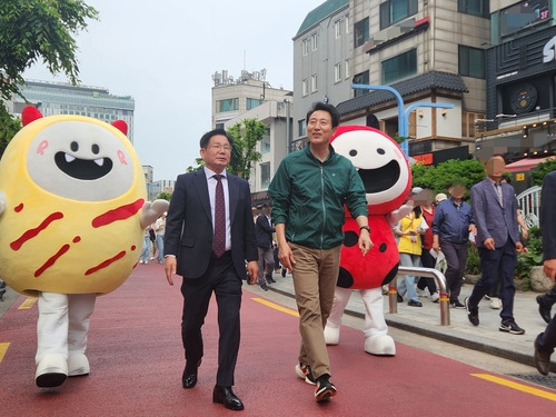 마포구 레드로드를 둘러보는 오세훈 서울시장(우측)과 박강수 마포구청장 [촬영 김준태]