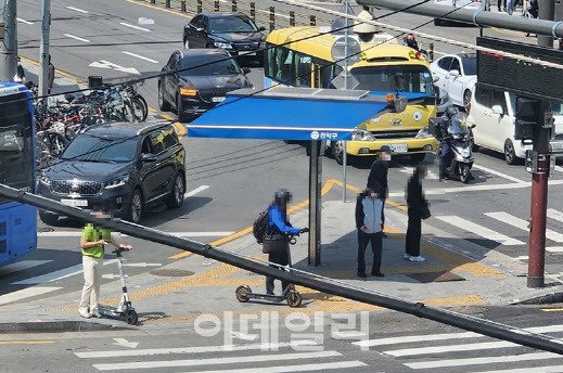 10일 서울 관악구의 신림역사거리 일대에는 안전모를 착용하거나 미착용한 채 전동 킥보드를 이용하는 사람들이 거리를 지나다니고 있다.(사진=황병서 기자)