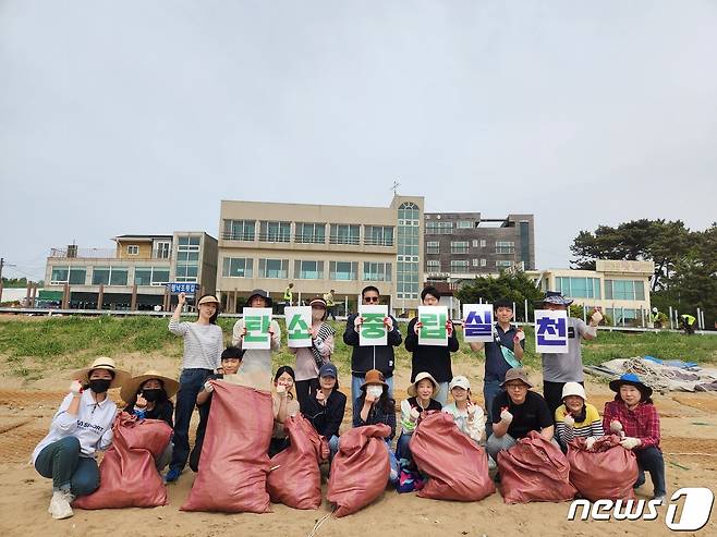 (수원=뉴스1) 진현권 기자 = 경기관광공사는 지난 12일 경기연구원, 경기복지재단과 함께 화성시 궁평 솔밭해수욕장에서 해안정화활동을 실시했다고 14일 밝혔다.(경기관광공사 제공)