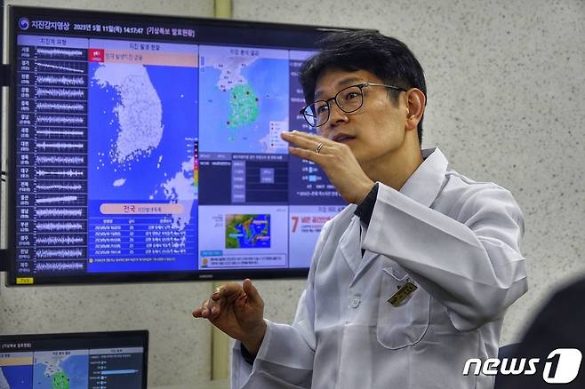 11일 천안 한국기상산업기술원 국가지진계검정센터에서 만난 김병철 검정관이 지진계 검정 방법에 대해 설명하고 있다. ⓒ 뉴스1 황덕현 기자