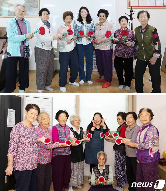 14일 칠곡 가산면 학산1리와 지천면 신4리 '찾아가는 늘 배움학교'할머니 학생들이 마을회관에서 한글을 가르쳐 주신 김도현(위) 정우정 선생님에게 카네이션을 달아주고 있다.(칠곡군 제공) 2023.5.14/뉴스1