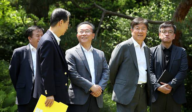 한덕수 국무총리가 14일 오후 서울 종로구 총리 공관에서 열린 고위당정협의회에 앞서 윤재옥 국민의힘 원내대표와 대화를 나누고 있다. 2023.5.14/뉴스1 ⓒ News1 박지혜 기자