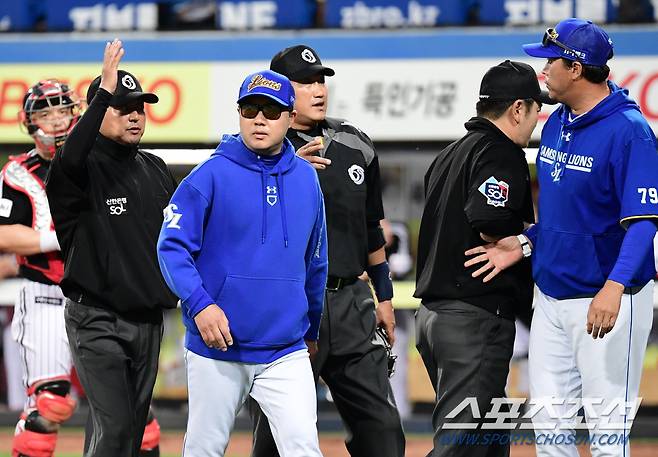 13일 대구 삼성라이온즈파크에서 KBO리그 삼성과 LG의 경기가 열렸다. 7회 무사 1루에서 김태군이 안타를 치고 2루까지 달렸으나 태그아웃을 당했다. 비디오판독 이후 심판 판정에 항의하다 퇴장을 당하고 있는 삼성 박진만 감독. 대구=송정헌 기자songs@sportschosun.com/2023.05.13/