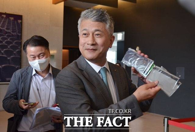 장세욱 동국제강 부회장이 지난 12일 서울 중구 페럼타워 본사에서 열린 임시 주주총회에 앞서 취재진과 만나 선물로 준비한 스마트폰 스트랩을 소개하고 있다. /장병문 기자