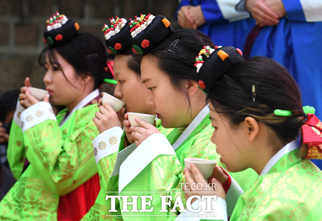 14일 제51회 성년의 날 기념행사가 서울 덕수궁 돌담길에서 열린 가운데, 만 19세가 되는 성년들이 전통 성년식을 체험하며 초례(술 마시는 절차)를 배우고 있다. /이새롬 기자