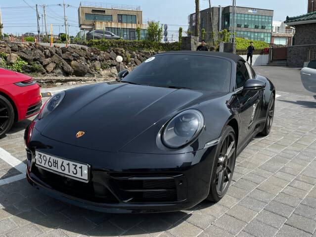 타이칸과 함께 시승한 911 타르카4 GTS 50주년 포르쉐 디자인(911 에디션 50주년 포르쉐 디자인)은 911 타르카4 GTS의 형상을 기반으로 했다. 전장 4천535mm, 전폭 1천850mm, 전고 1천300m다. 휠베이스는 2천450mm로 민첩한 스포츠카의 전형을 갖췄다. 이 차는 전 세계에서 750대만 한정 생산된 차량이다. (사진=김재성 기자)
