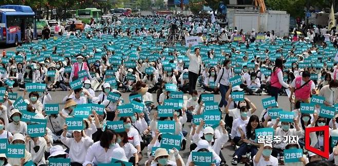 2023 국제간호사의 날을 맞은 12일 서울 종로구 세종대로에서 열린 기념 축하 한마당에 참석한 간호사들이 간호법 제정을 촉구하며 피켓을 들고 구호를 외치고 있다. 사진=윤동주 기자 doso7@