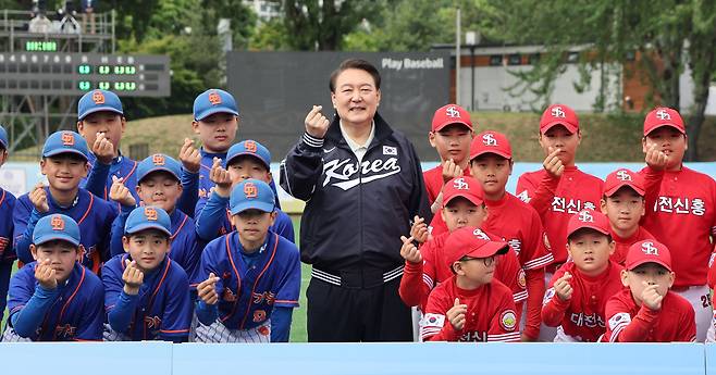 윤석열 대통령이 14일 서울 용산어린이정원 내 야구장에서 열린 2023 대통령실 초청 전국 유소년 야구대회 결승 경기에 앞서 선수들과 기념촬영하고 있다. (대통령실통신사진기자단)