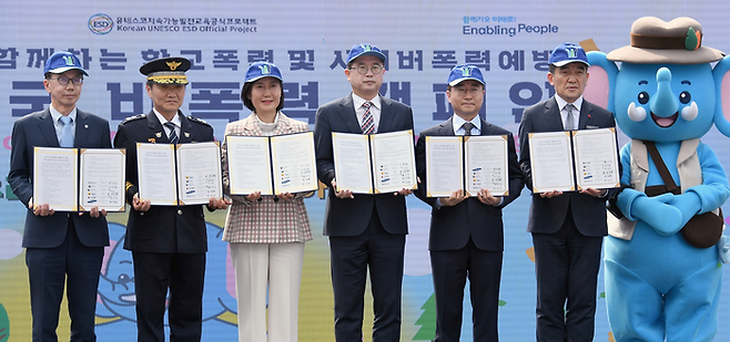 삼성은 청소년 사이버폭력 예방과 근절을 위해 푸른나무재단과 교육부, 여성가족부, 경찰청, 사랑의열매와 함께 ‘푸른코끼리’ 관련 6자 업무 협약을 체결했다고 14일 밝혔다. 사진은 왼쪽부터 박길성 푸른나무재단 이사장, 김준철 경찰청 생활안전국장, 이기순 여성가족부 차관, 장상윤 교육부 차관, 삼성전기 장덕현 사장, 황인식 사랑의열매 사무총장. ⓒ삼성전자