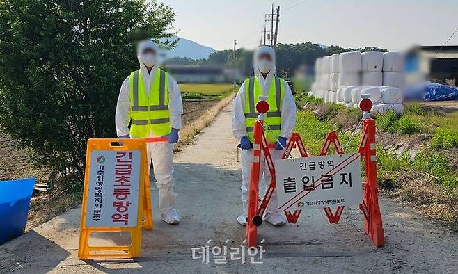 가축위생방역지역본부가 14일 구제역 의심신고가 들어온 충북 증평군 도안면 한우농장 진입로 통행을 차단하고 있다. ⓒ뉴시스