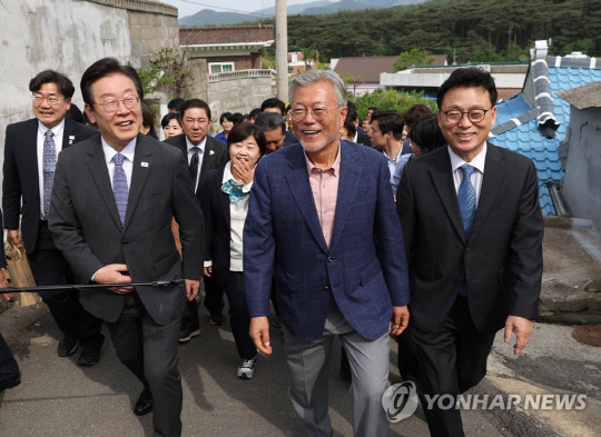 문재인 전 대통령이 지난 10일 오후 경남 양산시 하북면 평산책방에서 나와 이재명 더불어민주당 대표, 박광온 원내대표 등 당 지도부와 함께 사저로 이동하고 있다.<연합뉴스>